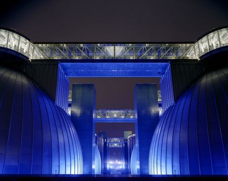Much of the job involved meeting the bare bones technical requirements of night shift work with metal halide worklights. 26W compact fluorescent fixture at the walkways above the digester eggs contrast with the blue illumination of the equipment below.