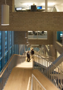 An internal route connects offices to special spaces.