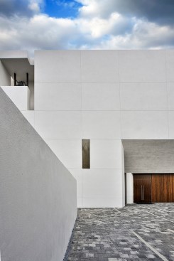 Tampa Covenant Church, exterior courtyard