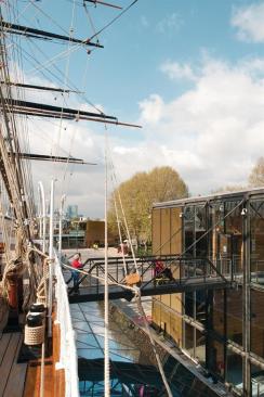 A+new+access+tower%2c+clad+in+glazing+from+Vitrine+Systems+and+Tecu+Brass+from+KME%2c+helps+control+the+flow+of+visitors.+