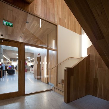 The+timber+lining+folds+and+wraps+to+be+become+a+public+stairs+guiding+the+public+to+the+first+floor.+