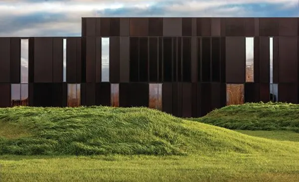 The+aluminum+and+glazed+skin+was+informed+by+the+surrounding+tree-lined+landscape.