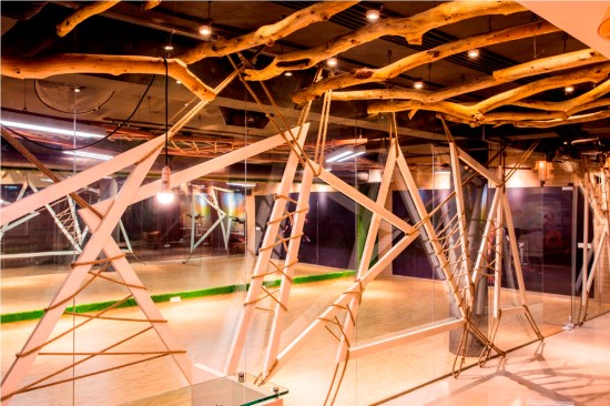 ORGANIC CHAOS
Interiors depicting a language of steel frames and treated wooden branches.