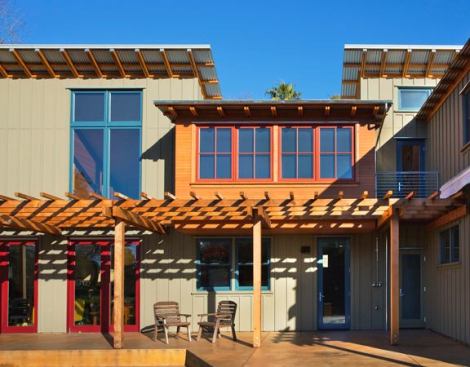 Little supplementary energy is needed to heat the house, thanks to its compact plan, photovoltaic panels on the roof, and the efficient insulation provided by straw-bale walls. Deep overhangs and trellises shade the house in the summer, but not at the expense of natural light.