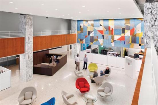 Enlosed+offices%2c+open+lobby.