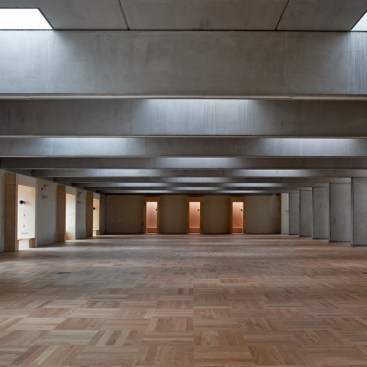 The+reading+room+is+open+plan%2c+lit+from+above+by+means+of+staggered+roof+lights+with+glass+vertical+planes+on+the+north+face+bouncing+and+reflecting+the+southern+light