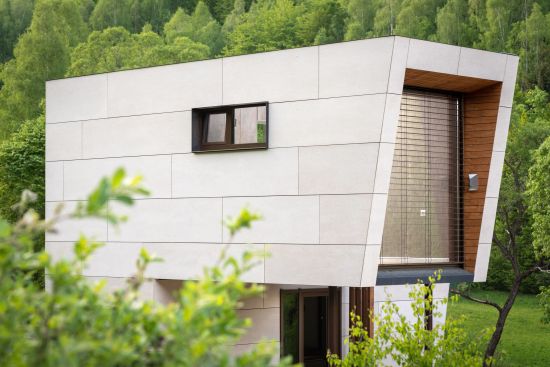Cabini's steel structure, the modular house was built at our headquarters then transported to Rasca, a mountainous village near Cluj-Napoca.