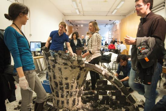 The cluster 
Computer Vision and Freeform Construction uses algorithms to guide the construction of freeform, masonry tile vaults.
