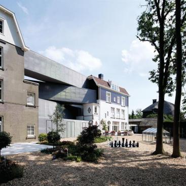 The ground-floor exit on the north fa?ade opens onto a garden court.