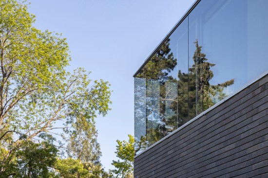 The double skin plays an active role between reflections and transparency