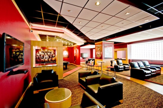 Chicago Metallic?s 15/16-inch 1200 Seismic Suspension System is installed with 6-inch Infinity? Perimeter Trim for a smooth finished look throughout the Players Lounge