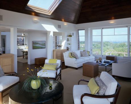 A cathedralized hipped roof defines the living area.