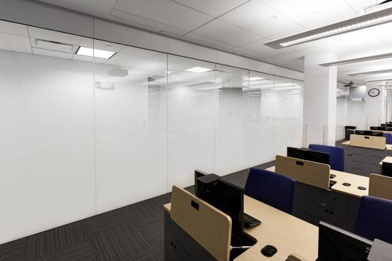 Partition wall in ViviGraphix Gradiance glass with Scatter interlayer and Standard finish at Florida International University - Ryder School of Business, Media Labs, Miami, Florida