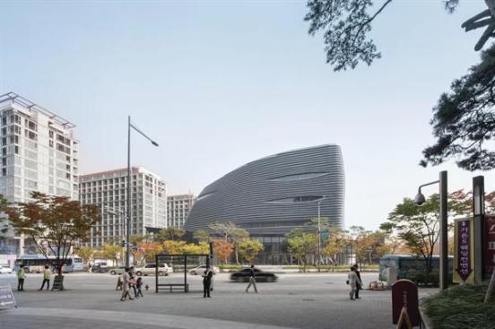 The+rounded+form+of+the+upper+volume+is+clad+in+louvers+to+mask+imperfections+in+the+construction+of+the+metal+skin.