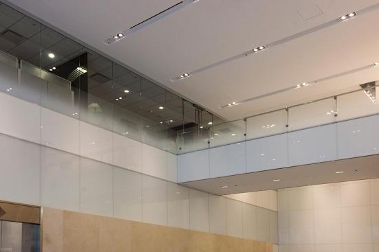 Railing infill in ViviGraphix Gradiance glass with Dot Mini Fade interlayer and Standard finish; wall in ViviChrome Chromis glass, Reflect configuration with White interlayer and Standard finish at HSBC Bank, New York, New York