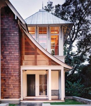 With its exaggerated and slightly distorted vertical features, Kaehler/Moores Rye Residence is a little like a childs drawing.