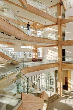 Landings surrounding the Commons have break-out meeting spaces and staircases to the upper-level offices.