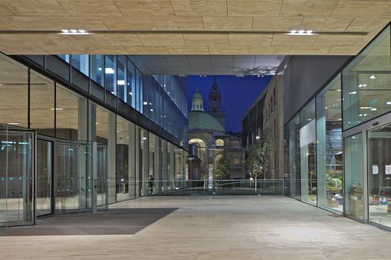 The new headquarters pays homage to its holy neighbors by opening up sight lines to the church. Passerby can now take in views of the nearby St Stephen Walbrook church when strolling through the covered entrace square.