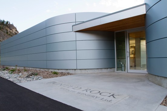 Formable+Alucobond+played+a+vital+role+in+creating+the+tasting+room%27s+flowing+form+by+accommodating+the+design%27s+radius+curves.
