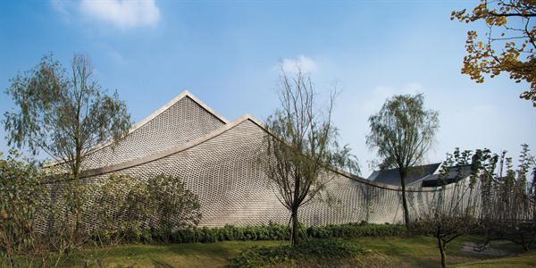 The+brick+coursing+pattern+creates+a+three-dimensional+visual+effect.