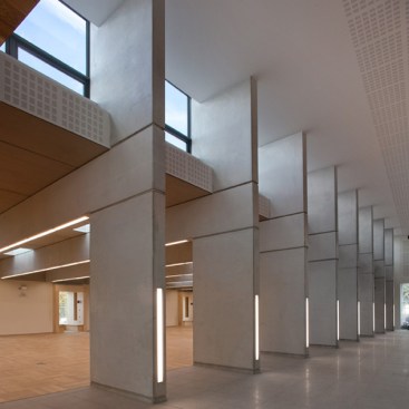 Accessed+through+a+series+of+concrete+fins+and+a+change+in+the+ceiling+heights+denotes+a+quieter+area