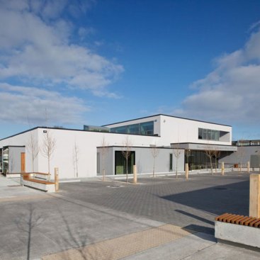 The+car+park+to+the+south+was+remodelled+to+become+a+shared+surface
