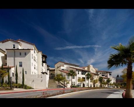 UCLA s campus housing evokes the vernacular flavor of the adjacent Westwood Village, built in the late 1920s.