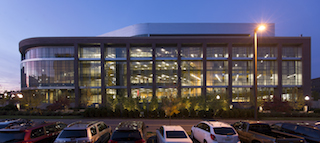 The+Recreation+Center%e2%80%99s+entry+level+also+features+a+gradual+stepping-up+of+the+floor+to+allow+daylight+to+reach+as+far+as+possible+into+the+lower+levels.