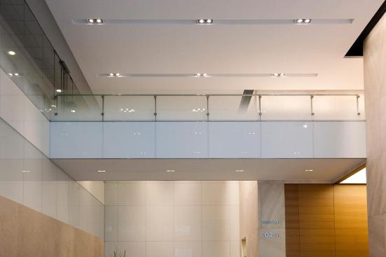 Railing infill in ViviGraphix Gradiance glass with Dot Mini Fade interlayer and Standard finish; wall in ViviChrome Chromis glass, Reflect configuration with White interlayer and Standard finish at HSBC Bank, New York, New York