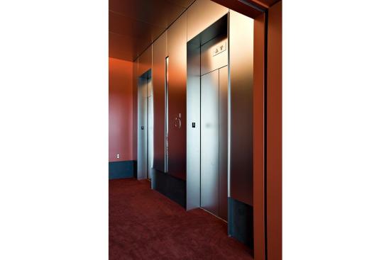 Elevator Doors in Stainless Steel with Mist finish; LEVELe Wall System with Float panels in Stainless Steel with Mist finish at the University of Chicago Biomedical Center, Chicago, Illinois