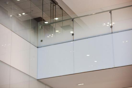 Railing infill in ViviGraphix Gradiance glass with Dot Mini Fade interlayer and Standard finish; wall in ViviChrome Chromis glass, Reflect configuration with White interlayer and Standard finish; wall accent in ViviChrome Chromis glass, View configuration with White interlayer and Standard finish at HSBC Bank, New York, New York