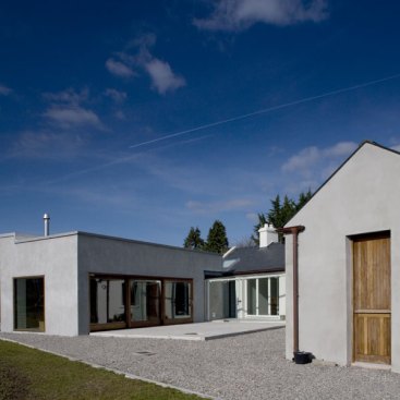 The+new+living+block+is+a+simple+linear+form%2c+located+and+orientated+to+tuck+behind+the+existing+cottage+while+affording+a+view+of+the+loch+and+flood+plain+to+the+North
