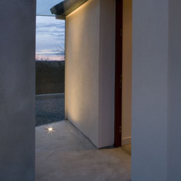 The+new+living+block+is+a+simple+linear+form%2c+located+and+orientated+to+tuck+behind+the+existing+cottage+while+affording+a+view+of+the+loch+and+flood+plain+to+the+North