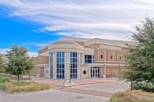 The center’s grand rotunda features a Tubelite’s curtainwall in three towering two-story-tall sections to enclose this distinctive, curved corner.