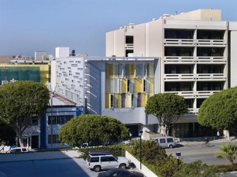 Located on the site of a former parking lot, Step Up on Fifth mediates between the sizes of the buildings on either side of it.