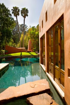 Mandeville Canyon modern home with pool at the edge of the house