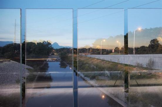 Reflections+in+the+glass+panels.