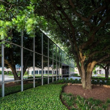 Exterior+%26+Existing+Trees+-+curved+landscaping+mimics+interior+curves