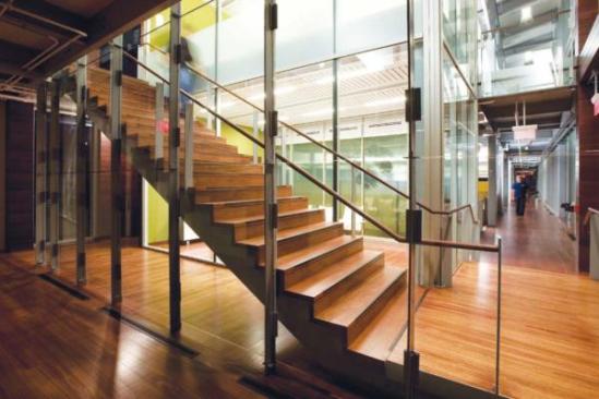 Hardwood complementing the mahogany of the exterior boardwalk continues inside, forming an interior boardwalk that follows the glazed fa?ade. The same hardwood reappears on the staircases.