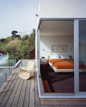 The+top-floor+master+bedroom+opens+onto+a+rooftop+deck.