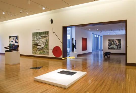The museum's gallery spaces were designed to be minimal so as not to detract from the artwork, and feature neutral-colored walls, cove lighting, and wood floors. The fa?ade treatment (alternating glazing and stone or terra-cotta) allows visitors to get glimpses of daylight as they walk between galleries.