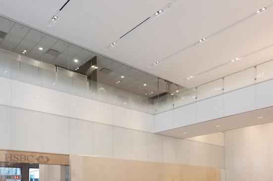 Railing infill in ViviGraphix Gradiance glass with Dot Mini Fade interlayer and Standard finish; wall in ViviChrome Chromsi glass, Reflect configuration with White interlayer and Standard finish; wall accent in ViviChrome Chromis glass, View configuration with White interlayer and Standard finish at HSBC Bank, New York, New York