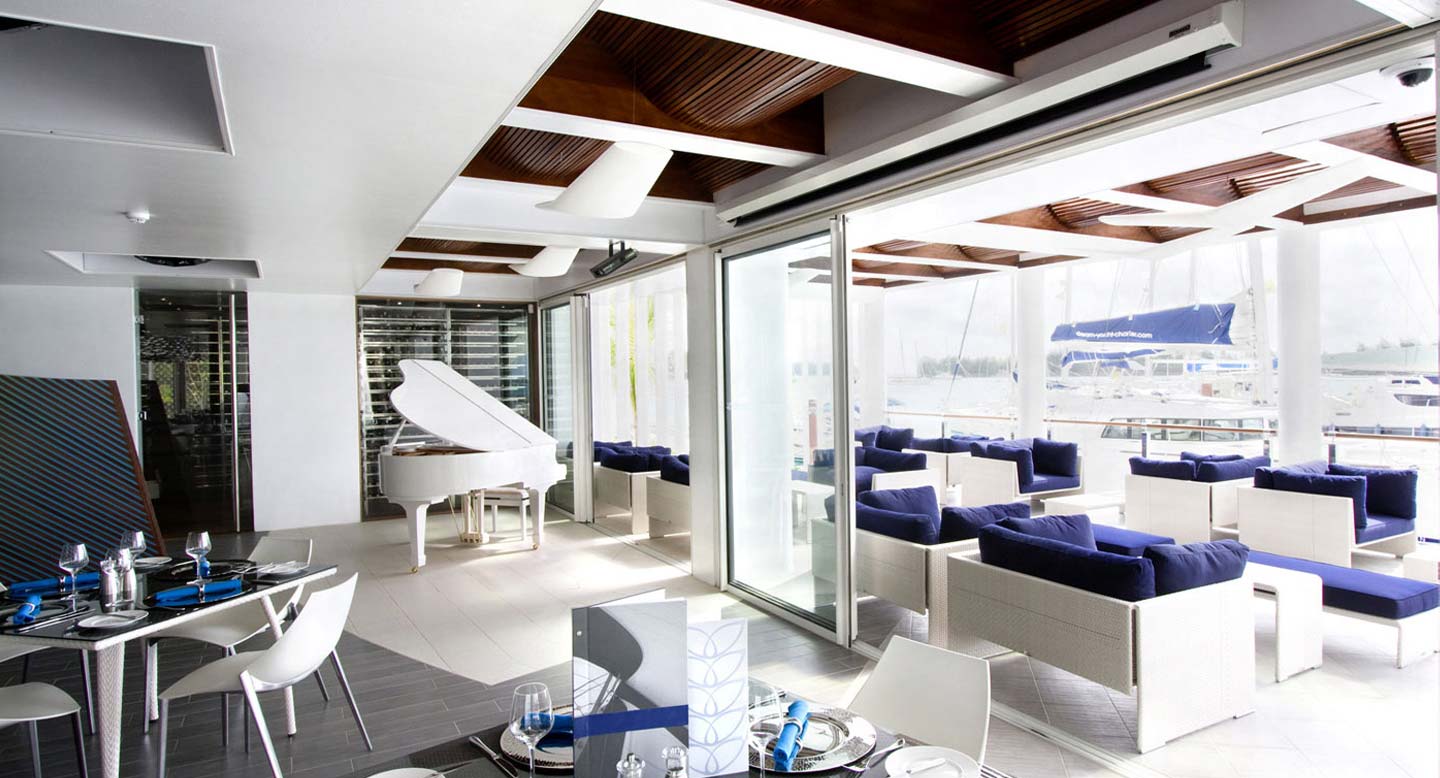 Lounge & Wine cellar beyond