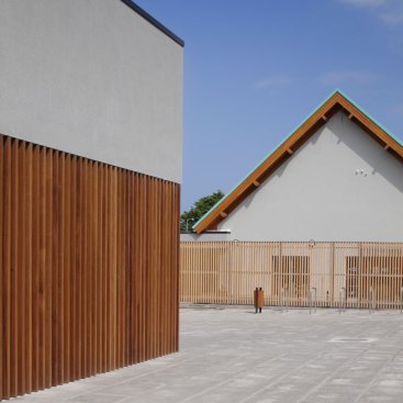 The+church+was+constructed+in+the+late+1960%e2%80%99s+by+architect+Raymond+f+macdonnell+and+is+a+very+fine+example+of+1960%e2%80%99s+church+architecture+and+well+worth+a+detour+with+an+elegant+structure+and+very+impressive+modern+stained+glass+windows