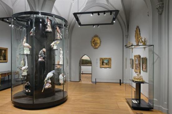 In+many+of+the+galleries%2c+French+firm+Wilmotte+%26+Associ%c3%a9s+introduced+a+neutral+color+palette%2c+lighting%2c+and+a+series+of+minimal+vitrines.+