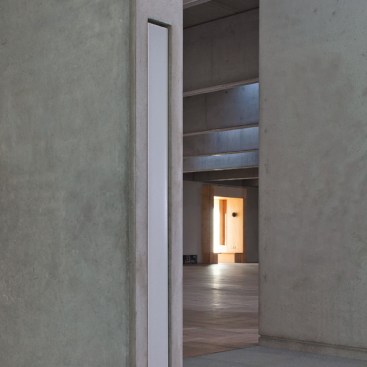 The+reading+room+is+open+plan%2c+lit+from+above+by+means+of+staggered+roof+lights+with+glass+vertical+planes+on+the+north+face+bouncing+and+reflecting+the+southern+light.+