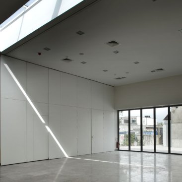 After+entering+through+the+lower+covered+area+one+arrives+into+a+taller+space%2c+the+coffee+and+tea+area+with+a+small+kitchen+at+the+end+allowing+people+to+gather.