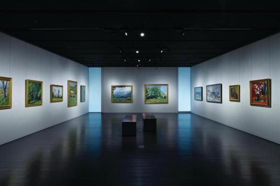 One+of+two+galleries+on+the+upper+level+is+used+for+the+display+of+paintings+and+other+works+that+can+withstand+exposure+to+more+standard+light+levels.