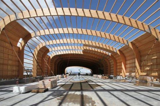 The+glulam+arches%2c+spaced+23+feet+o.c.%2c+serve+as+the+roof%27s+primary+support.+Between+the+beams%2c+757+purlins+spaced+4+feet+o.c.+form+the+roof%27s+secondary+support.