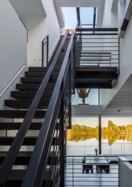 The rooms feature high ceilings (each a minimum of 6 meters across and 2.8 TO 3.5 meters high) maximising the views, light and sun as well as giving scale and volume to the interior.